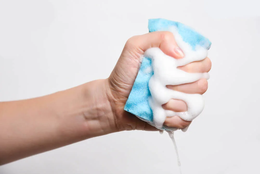 El peligro oculto en tu esponja de cocina y cómo desinfectarla correctamente