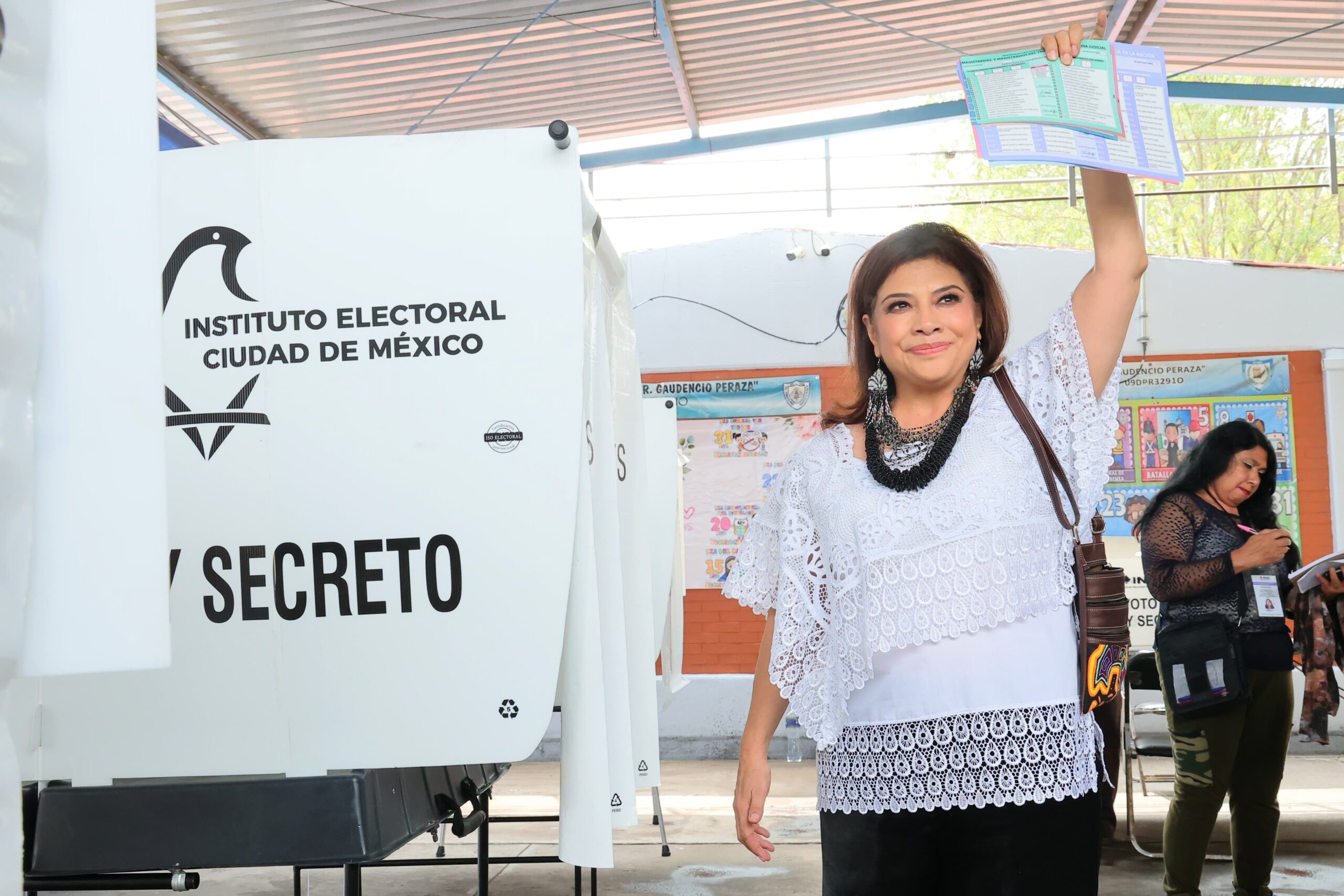 Entre aplausos y expectativa, Clara Brugada participó en la elección del Poder Judicial