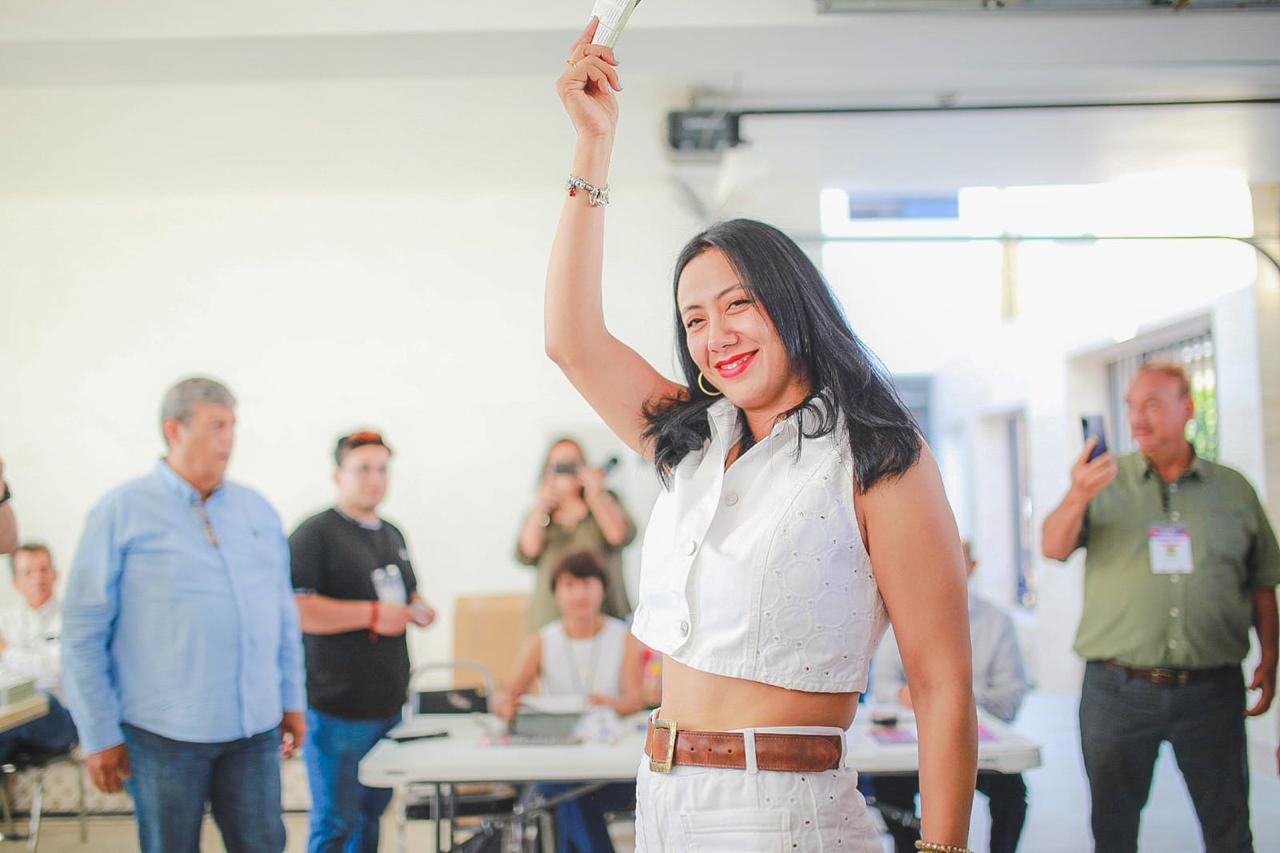 Betzabé Martínez vota en Gómez Palacio y respalda justicia para el pueblo