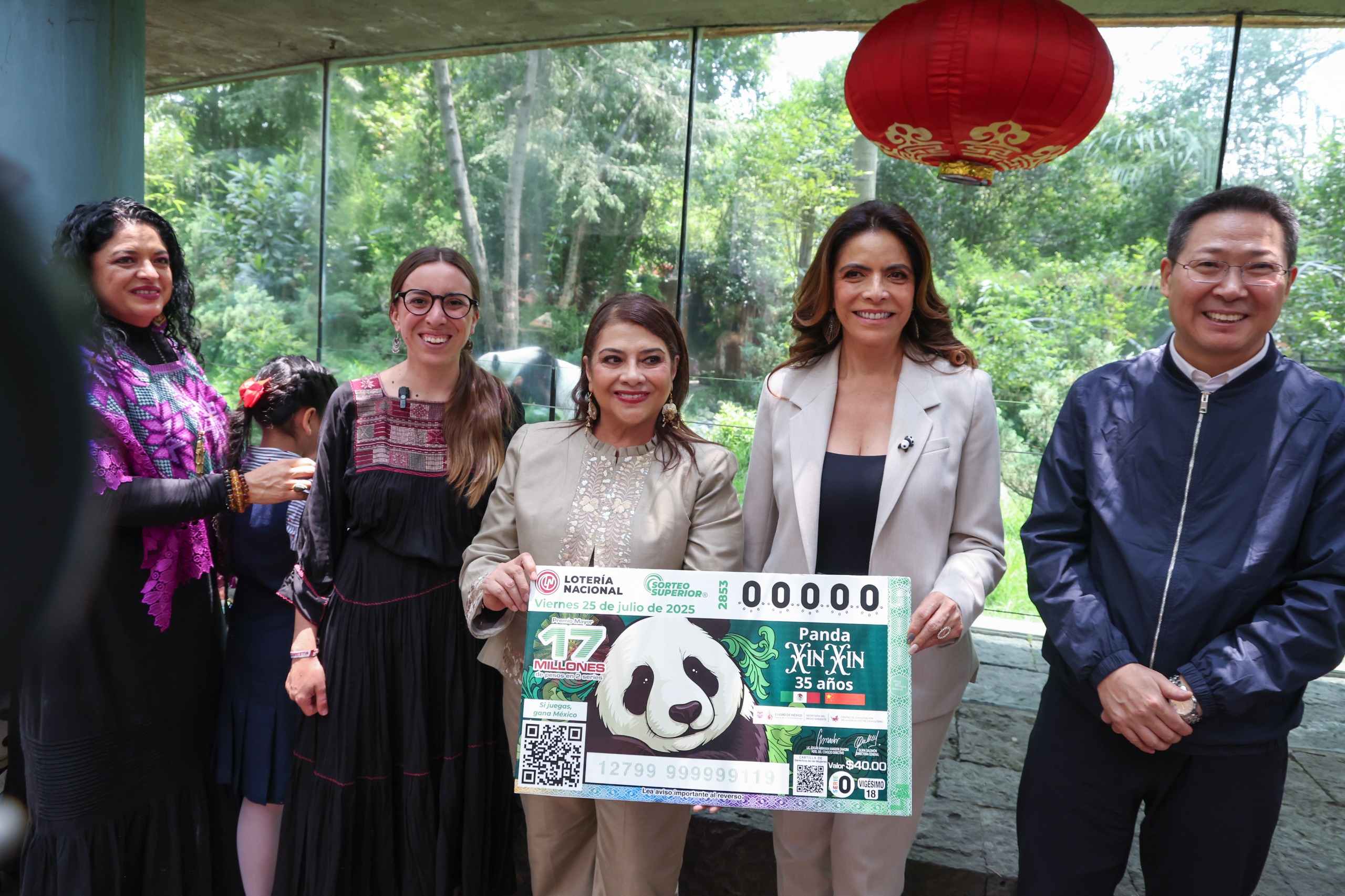 Clara Brugada rinde homenaje a Xin Xin con emotivo billete de Lotería por sus 35 años