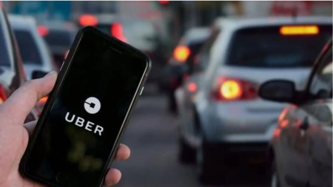 Uber apuesta por robotaxis en EE.UU. con 300 mdd, pero sube tarifas en México hasta 7%