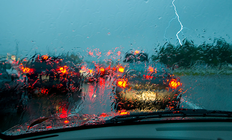 ¿Manejas bajo la lluvia? Esto es lo que debes saber para conducir seguro en la temporada más lluviosa de la CDMX