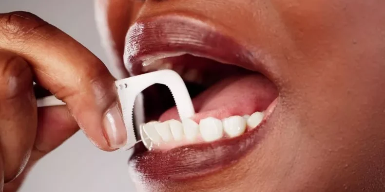 ¿Vacunas sin aguja? Científicos prueban inmunización con hilo dental y apuntan al futuro sin pinchazos