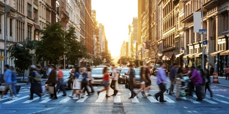 Ciudades más rápidas, calles más vacías: la vida urbana se acelera y la sociabilidad se desvanece