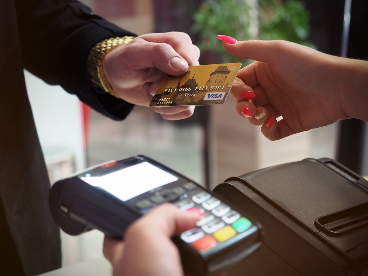 Créditos Fáciles: La Letra Pequeña que los Bancos Ocultán en Promesas Doradas