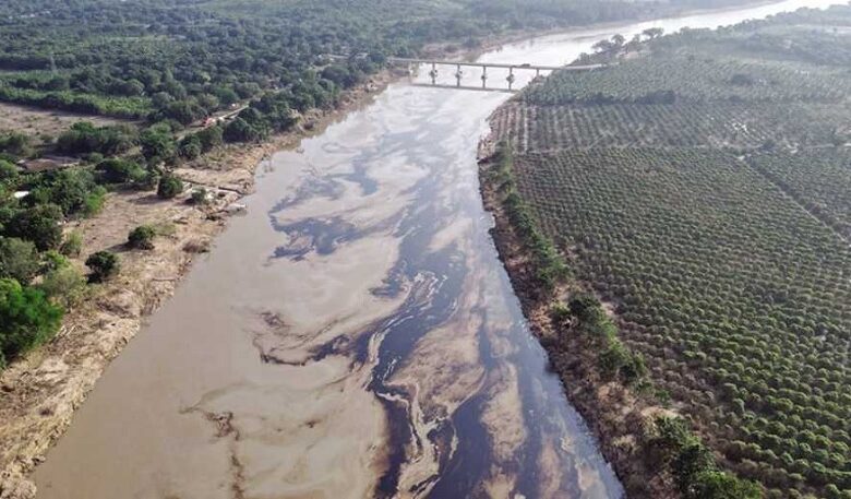 Derrame de hidrocarburo provoca emergencia en el río Pantepec, Veracruz