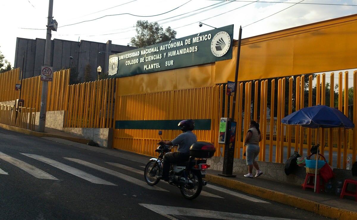 Regreso a clases en suspenso en el CCH Sur: padres exigen claridad tras el homicidio de estudiante